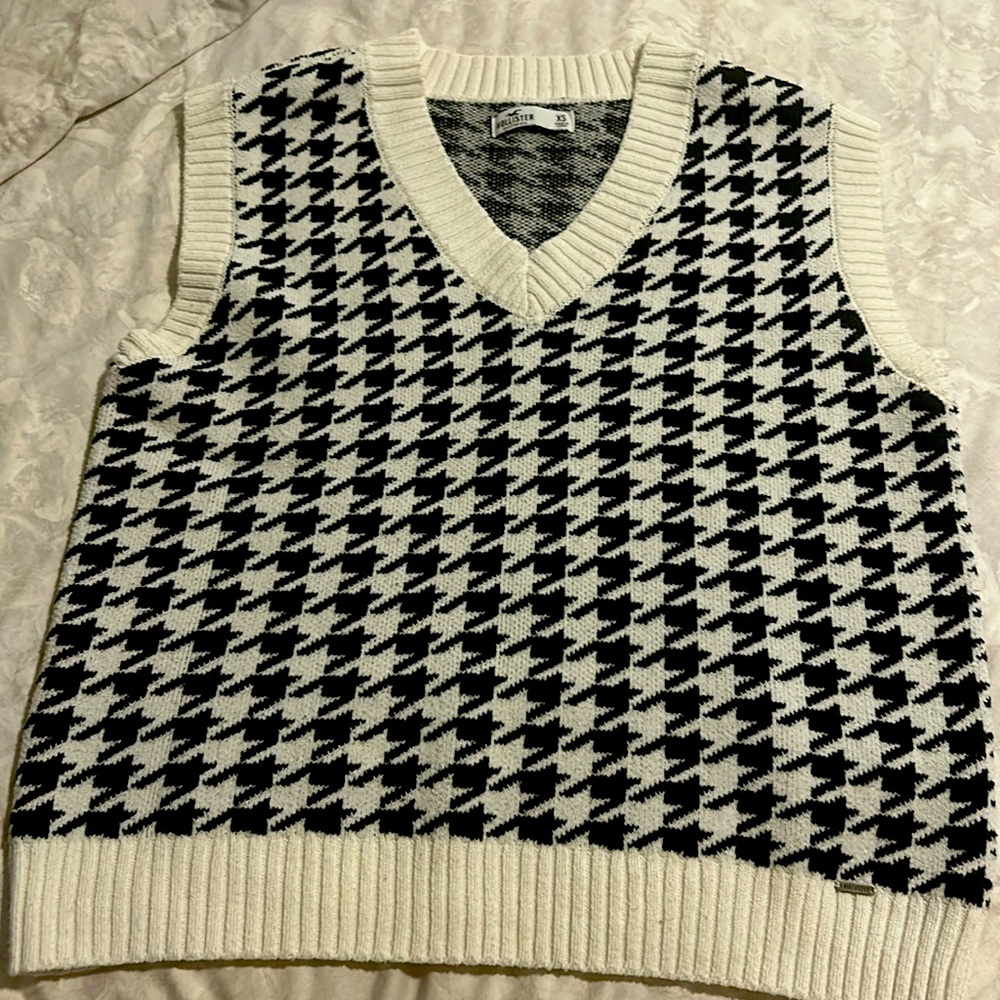 Hollister black and white sweater vest